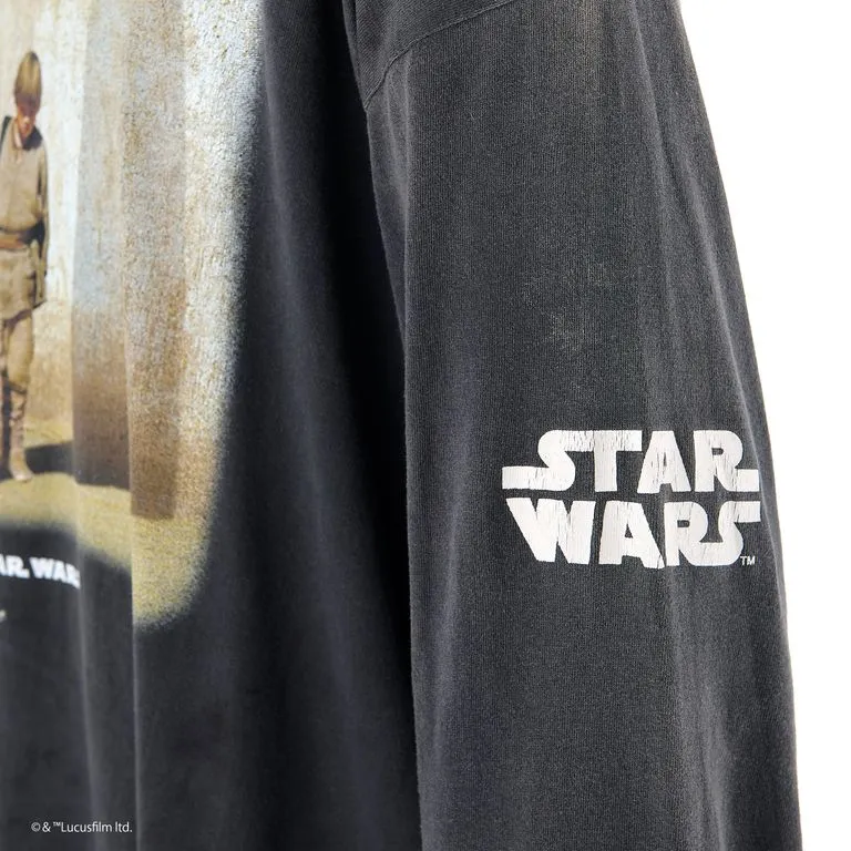 SAINT Mxxxxxx × STAR WARS SW_LS TEE /DARTHVADER/BLK Star Wars co-branded model Darth Vader/Anakin Skywalker distressed long sleeves washed black S-XL The print comes from "Anakin Skywalker" in "STAR WARS Episode I/The Phantom Menace" The impressive poster visual and the design of "Darth Vader" printed on the back The entire garment is hand-processed with dirt, washed with water, and printed with a distressed feel, which perfectly interprets the artistic specialty of NEW VINTAGE. In addition, the original co-branded main mark/wash mark/little angel anti-counterfeiting mark can be customized. It can be said that every detail of ZP is perfectly reproduced.